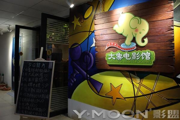 一边亲一边脱一摸一边爽的相关介绍