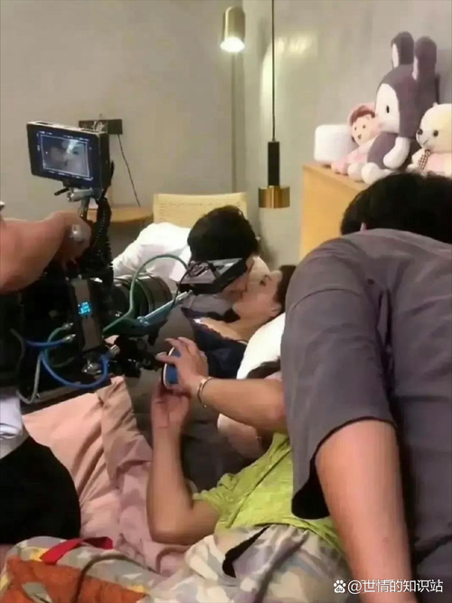 一边亲一边弄一边摸的相关介绍