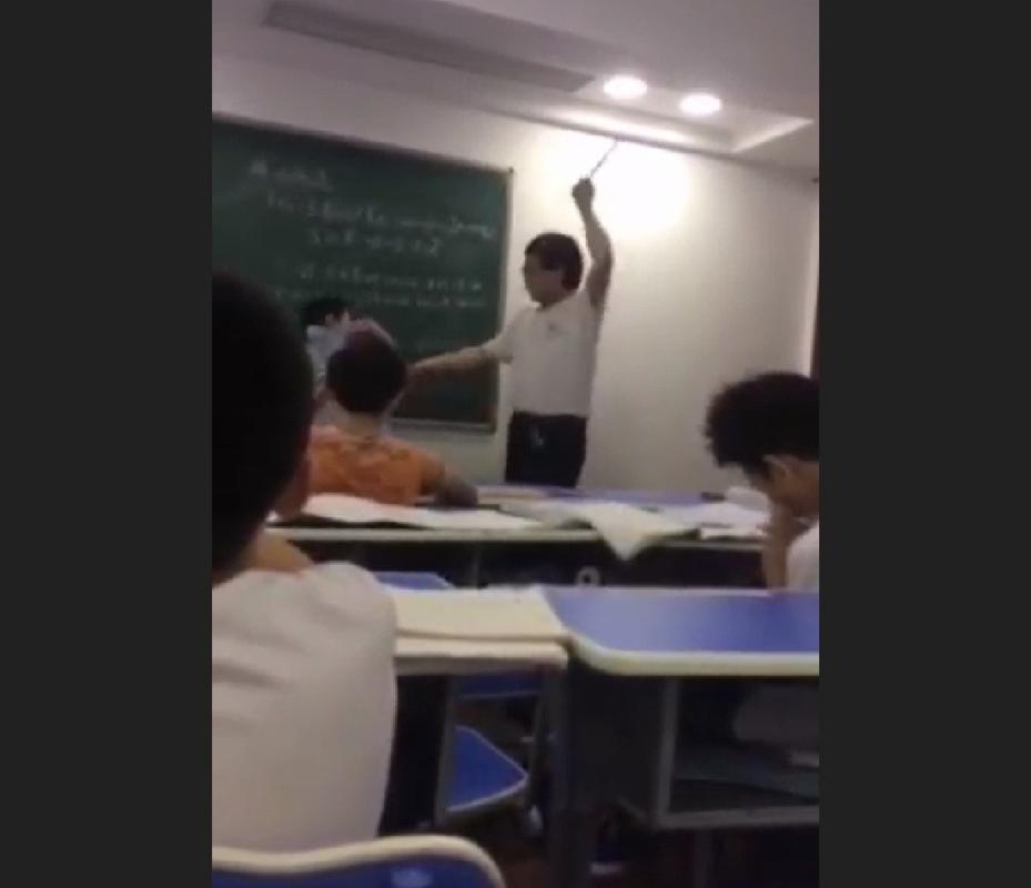一边亲上面,一边摸下面的相关介绍
