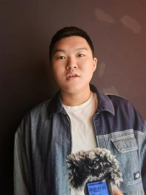 一边脱一边摸一边舔的相关介绍