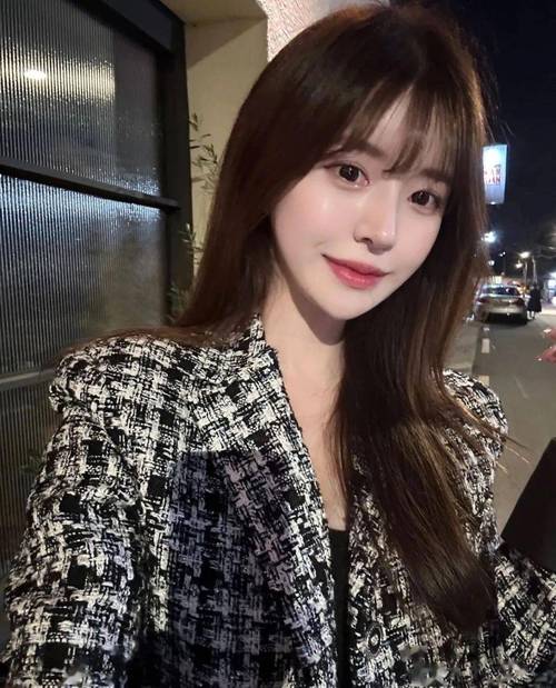 美女操白的相关介绍